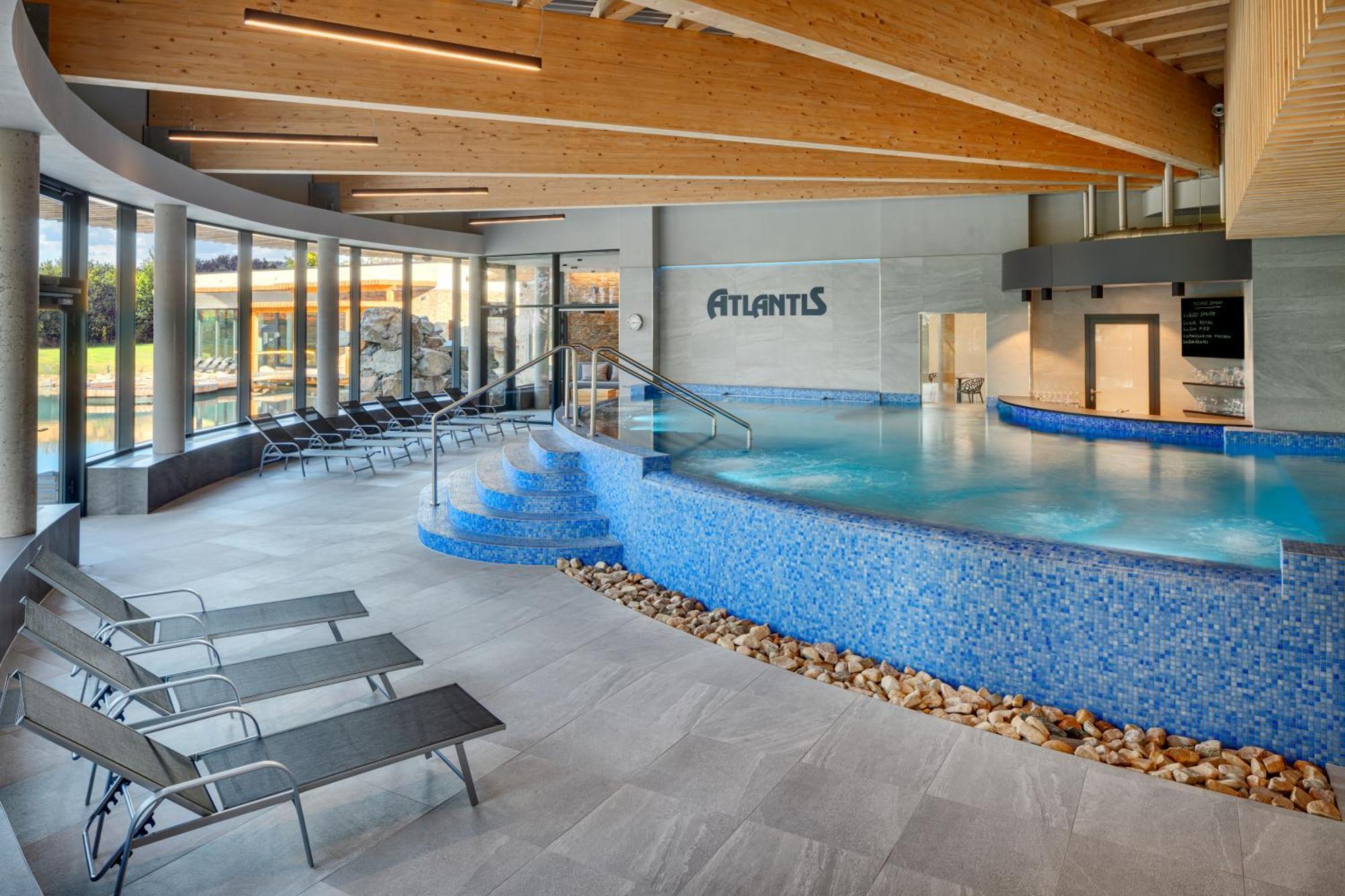 Atlantis 4*